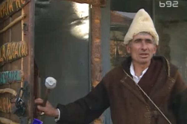 Panta je Piroćanac koji je napustio sve i živi U KUĆICI NA DRVETU leti, a zimi U STENI! (VIDEO)