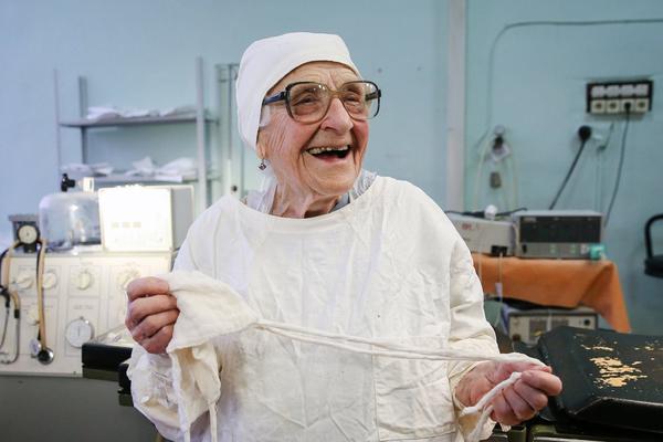 Godine joj ne mogu ništa: Sa 89 godina ona je najstariji hirurg na svetu! (FOTO)