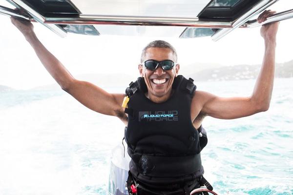 Kako se odmoriti posle 8 godina u Beloj kući? Obama zna kako se uživa! (VIDEO)