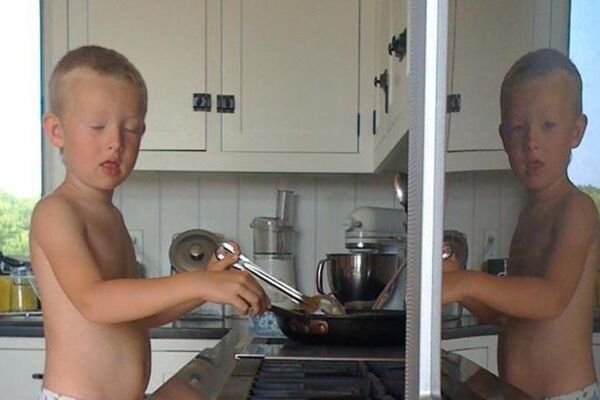 OBIČNA FOTKA dečaka u kuhinji prestravila je sve zbog jednog JEZIVOG DETALJA! (FOTO)