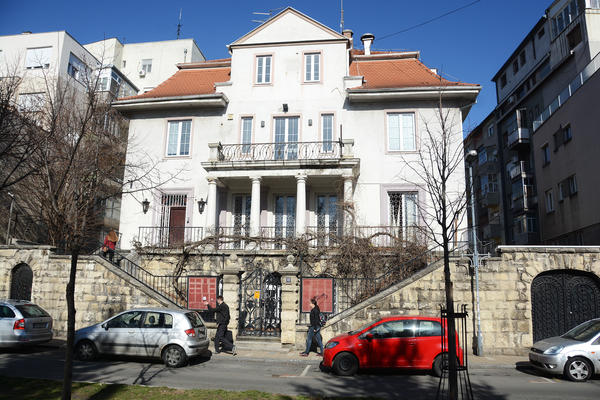 U ovoj vili 12 godina se odlučivalo o sudbini Srbije. Sad je propala ruina! Ušli smo unutra i zatekli PAKAO! (FOTO) (VIDEO)