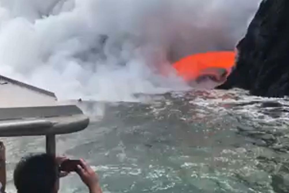 KULJA, VRI, DIMI! Ovako izgleda kad se vulkanska lava od 1.200 C izlije direktno u okean (VIDEO)