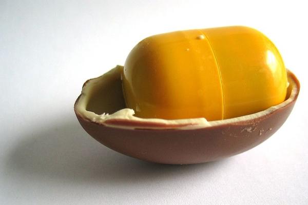 Zašto je jaje u Kinder jajetu žuto? Svi su šokirani odgovorom! (FOTO) (GIF)