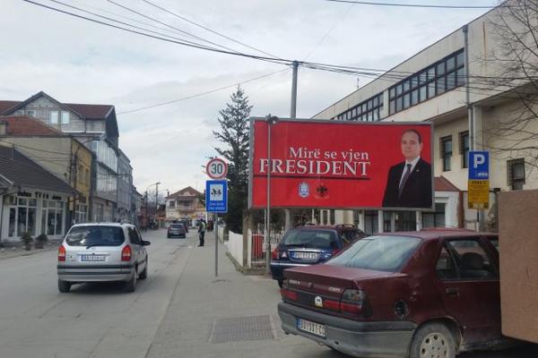 SKANDAL U BUJANOVCU! Predsednik Albanije dočekan bilbordom: Dobro došao, predsedniče!