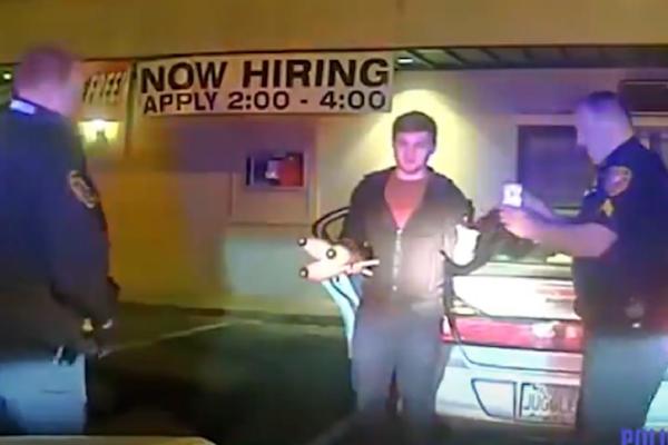 Policajci su posumnjali da vozi pijan, a on im je priredio ŠOU NA ULICI! (VIDEO)