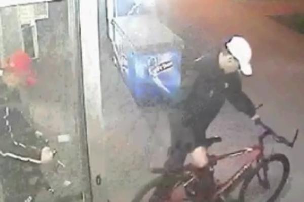 Lopovi uhvaćeni na delu! Evo kako se kradu bicikli na Novom Beogradu! (VIDEO)