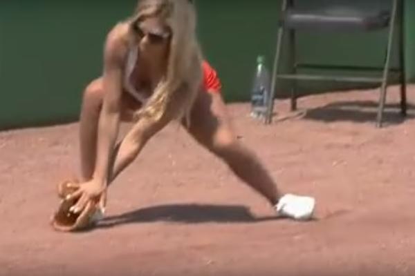Ko je još gledao bejzbol? Rasna  plavuša se spustila po lopticu, a kroz usku majicu joj sve ispalo... A tek kad se okrenula... (VIDEO)