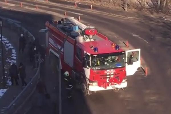 HOROR NA AERODROMU: Vatrogasni kamion uleteo među pešake, ima mrtvih! (VIDEO)