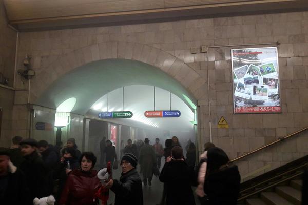 DŽIHADISTI SLAVE NAPAD U PETERBURGU: Kače fotografije iz metroa i bukvalno slave! (FOTO)