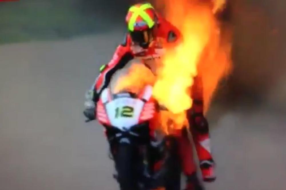 ZAMALO TRAGEDIJA: Motor je goreo u plamenu, a on je nastavio da vozi na stazi! (VIDEO)