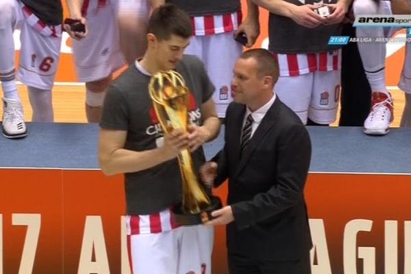 Ne zna čime ga pune! Luka Mitrović otkrio koji mu je trofej najteži za podizanje! (VIDEO)