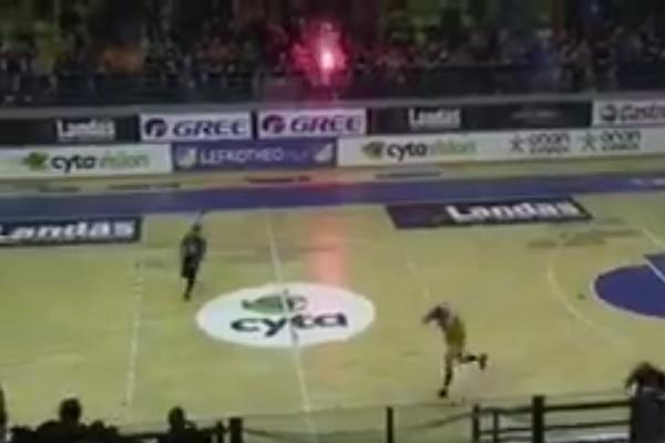 UŽAS! Brutalno huligansko iživljavanje nad igračima AEK-a, košarkaši jedva izvukli žive glave! (VIDEO)
