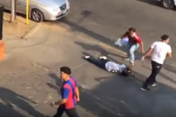 ŽIVOTINJE! Ugazili mu glavu dok je ležao! Navijači Barselone nemilosrdno tukli pristalicu Reala! (UZNEMIRUJUĆI VIDEO)