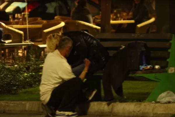 SIROVE STRASTI U SARAJEVU: Stariji par nije mogao da se suzdrži, intervenisala policija! (VIDEO)