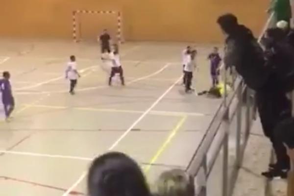 KAO DŽOŠUA KLIČKA: Futsaler nokautirao sudiju usred meča! (VIDEO)