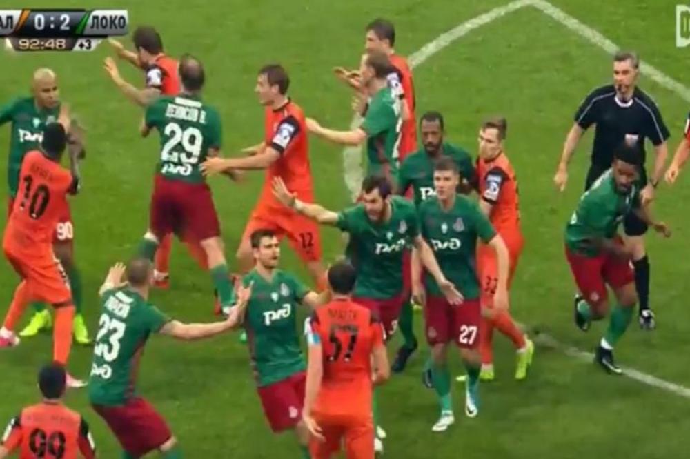 MMA ZAHVATI KAO U OKTAGONU: Masovna tuča u finalu ruskog Kupa, ne zna se ko je koga tukao! (VIDEO)