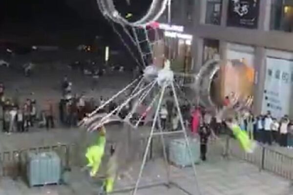Akrobatski trik krenuo naopako pred gomilom uplašene dece! (VIDEO)