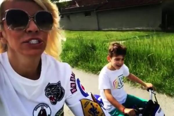 DARA BUBAMARA SKANDALOZNA MAJKA! Osmogodišnji sin joj vozi motor i to BEZ KACIGE, a ona se smeje! (VIDEO)