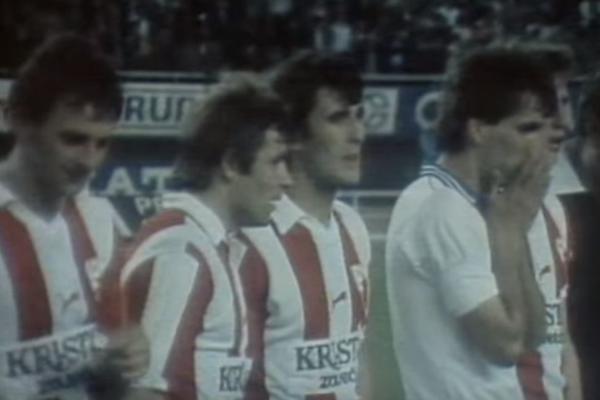 Igrači Zvezde i Hajduka na kolenima! Čuju se krici, neki vrište, potoci suza teku i posle svega pesma! (VIDEO)