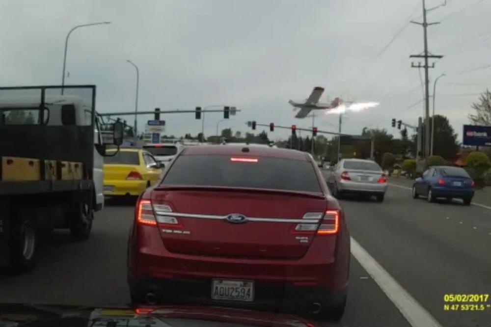 GORE OD KOŠMARA! Avion pada na automobile, a oni zaglavljeni u koloni! (VIDEO)