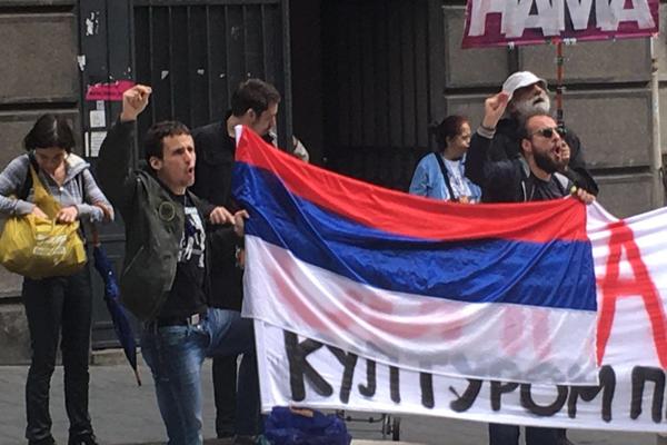 PRODALI STE KOSOVO, NEĆEMO DIKTATURU! Deo studenata ne odustaje, orilo se na Andrićevom vencu! (VIDEO)
