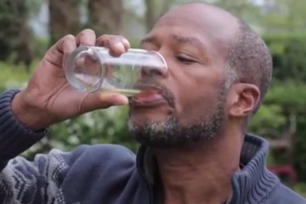 Jako bizarno: Otac pije svoj urin 6 godina, utrljava ga, i tvrdi da se oseća nikad zdravije! (Video)