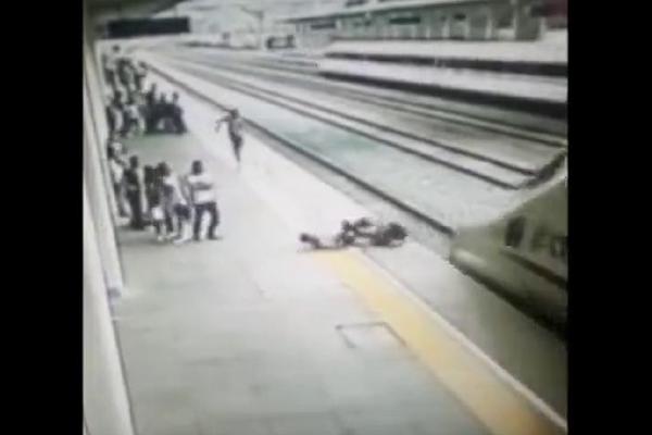 OVO NI BRUS VILIS NIJE USPEO! U deliću sekunde spasao devojku da ne izleti pred voz! (VIDEO)