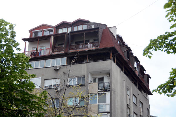 Ovo može samo u Srbiji! Zidaju kuće na vrhovima zgrada i niko ih ne kažnjava zbog toga! (FOTO)