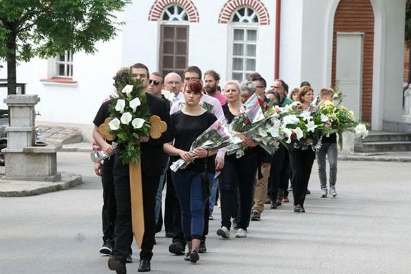 Sahranjen ambasador Oliver Potežica! Ispraćen uz pesmu "Jutros mi je ruža procvetala" (FOTO)