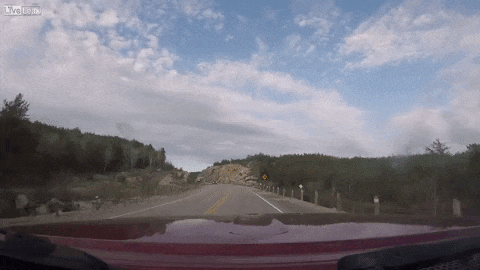 Kamiončina juri direktno na njih, a oni imaju samo sekund da se spasu (VIDEO)