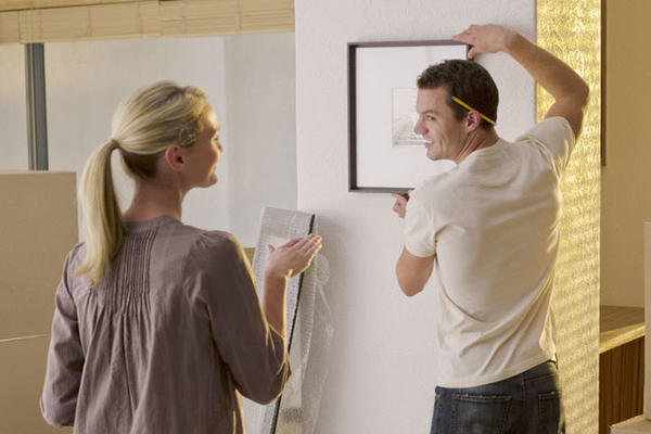 KORISNI SAVETI: Kako da okačite sliku / ogledalo BEZ bušenja zida? (VIDEO)