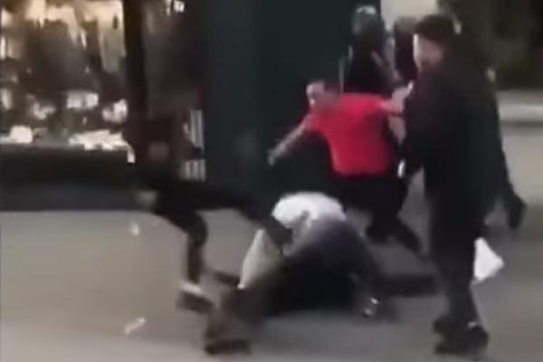 HAOS U BRISELU: Fudbaler Mančester Sitija išutirao nasilnika na ulici glavnog grada Belgije! (VIDEO)
