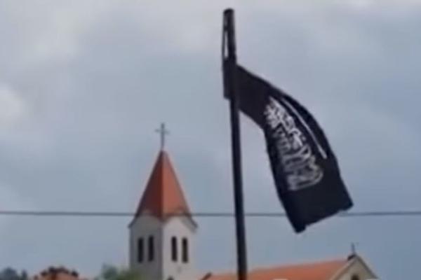 ISLAMISTIČKA zastava u HRVATSKOM selu: Vijori se na kući u blizini katoličke CRKVE! (VIDEO)
