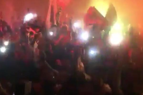 GORI ISTANBUL: Ljubimac Delija zapalio turske ultrase, umalo da sruše celu ulicu zbog njega (VIDEO)