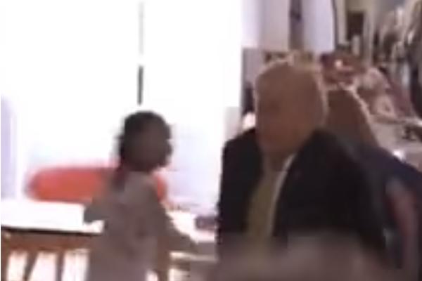 NE ŽELIM DA IDEEEEEM! Tramp plakao i valjao se po podu, držeći ga za noge jedva ga izvukli iz dečjeg vrtića! (VIDEO)