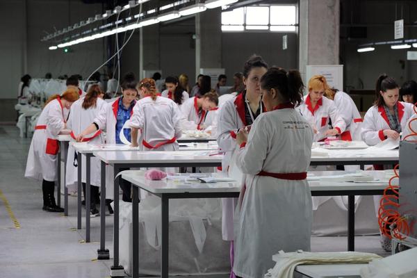 Radnici u tekstilnoj fabrici u Čačku dobijaju poklone za svaki praznik i rođendan! (FOTO)