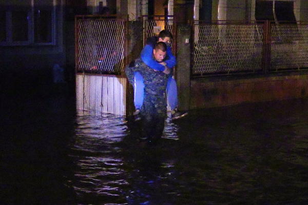 TUŽNE SLIKE IZ VRŠCA: Poplava u Srbiji ponovo ostavila ljude bez domova, stradala žena! (VIDEO)