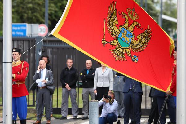 BLAMAŽA U BRISELU: NATO digao Crnogorcima pogrešnu zastavu! (FOTO)