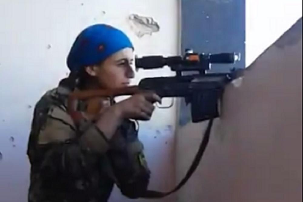 ŽIVOT NA IVICI: Snajperski duel žena protiv terorista, metak pored glave i osmeh! (VIDEO)