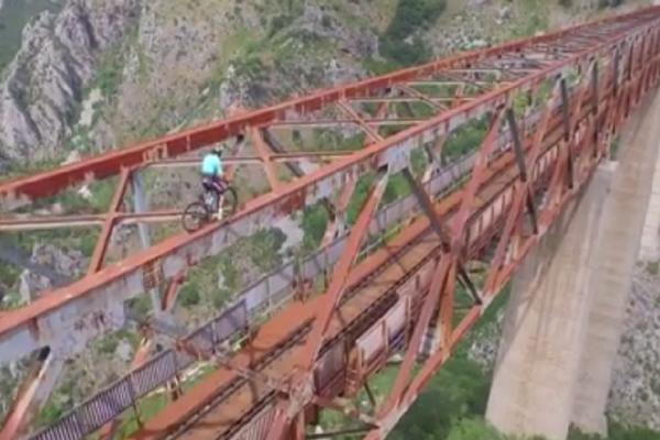 CRNOGORCI U ŠOKU: Šampion biciklizma po ivici prešao najviši železnički most u Evropi! (VIDEO)