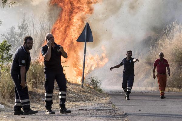 ITALIJANSKI NOVINAR: Mafija je kriva za požar na Vezuvu! (VIDEO)