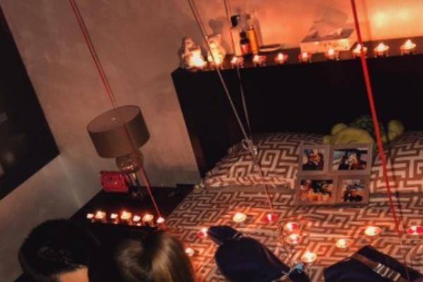 Krevet, sveće, pipkanje u mraku: Fotka koja dokazuje da Đoković ume da se ludo zabavi! (FOTO)