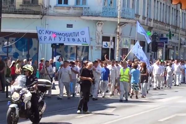 "OVO JE SRBIJA", "LOPOVI, LOPOVI", ORI SE KRAGUJEVCOM: Radnici FIJATA u protestnoj šetnji, narod im kliče! (VIDEO)