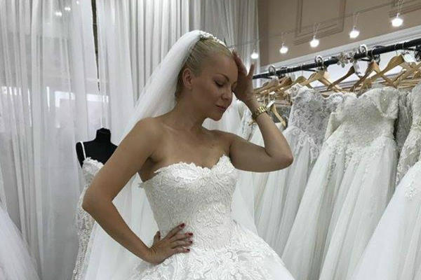 UDAJE SE POSLE 10 GODINA VEZE: Ivana Selakov zakazala svadbu, a već je isprobala i venčanicu! (FOTO)