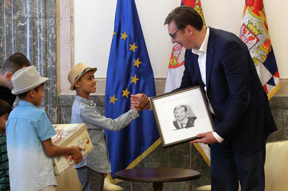 Vučić od dečaka iz Avganinstana dobio poklon! MALI FARHAD poklonio predsedniku PORTRET! (FOTO)