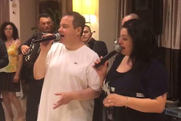DAČIĆ OPLEO "JORGOVANE" USRED GRČKE: Ivica opet uzeo mikrofon, prosvetarima iz Srbije PEVAO I NA RUSKOM! (VIDEO)