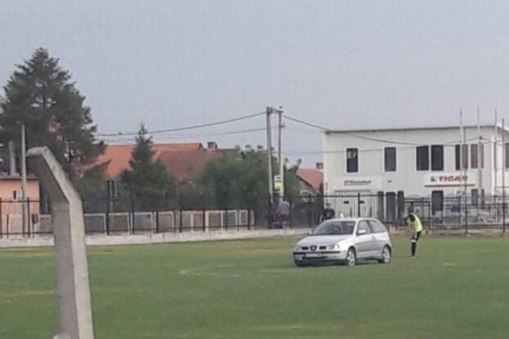 Srpski fudbal probio dno dna! Pobesneli predsednik kluba uleteo kolima na teren i prekinuo utakmicu Partizana! (FOTO)