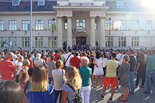 NE DAJU LJUBU! Protest roditelja u OŠ Svetozar Miletić u Zemunu zbog smene direktora se nastavlja, ZEMUNCI NA OKUPU ! (UŽIVO)