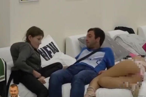 OVO JE UŽASNO! Pred ženom se valja sa Macom u krevetu, a ona mučena ćuti i gleda! (VIDEO)