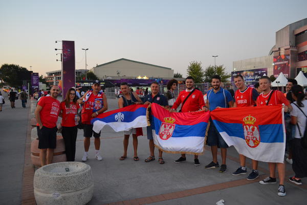 DESANT NA ISTANBUL! Srpski navijači došli iz cele Evrope, poručuju da je najbolji - Muta Nikolić! (VIDEO) (FOTO)